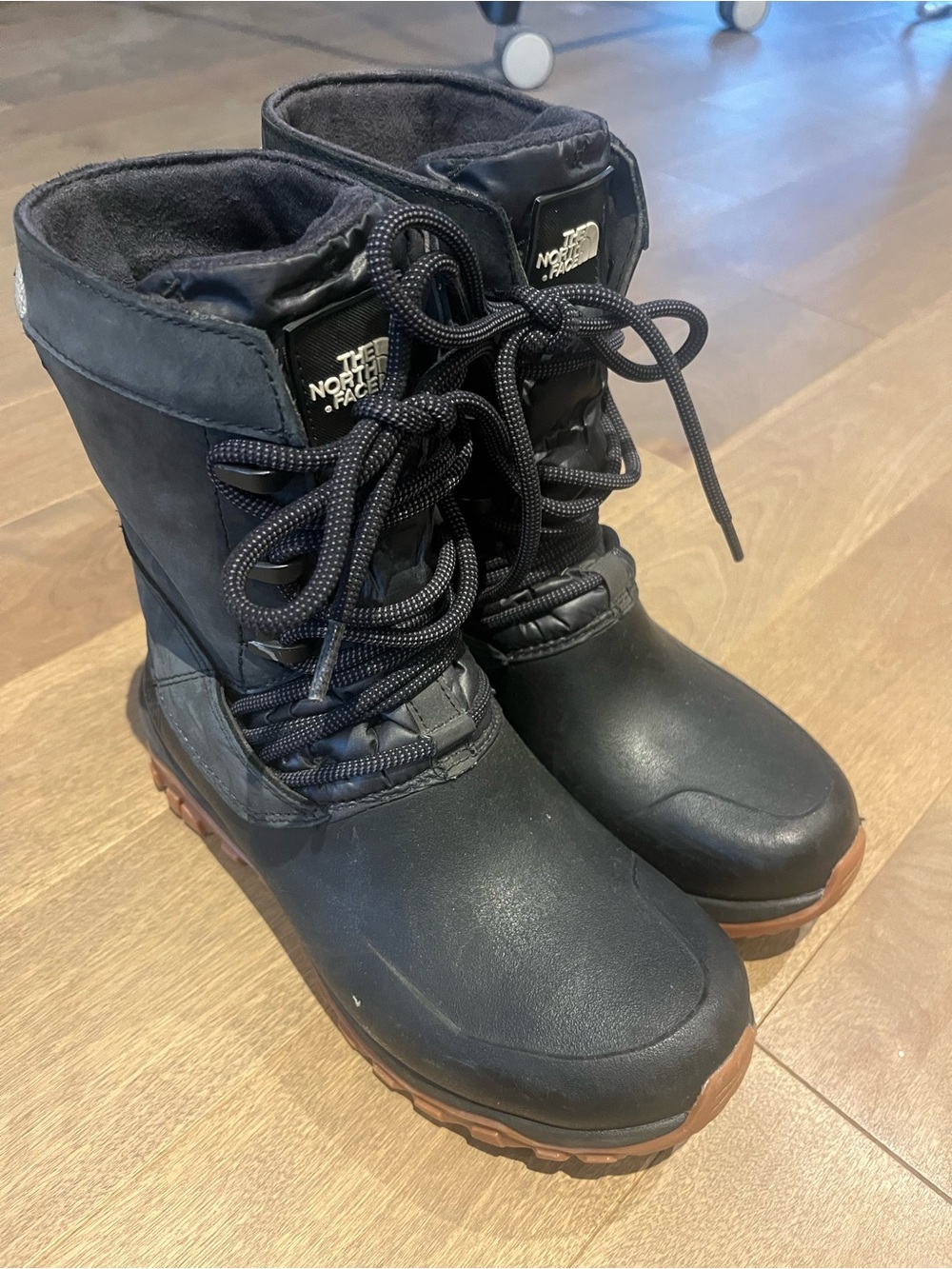 The North Face woman Black Winter Snow Boots Yokiona mid boots 7.5 US